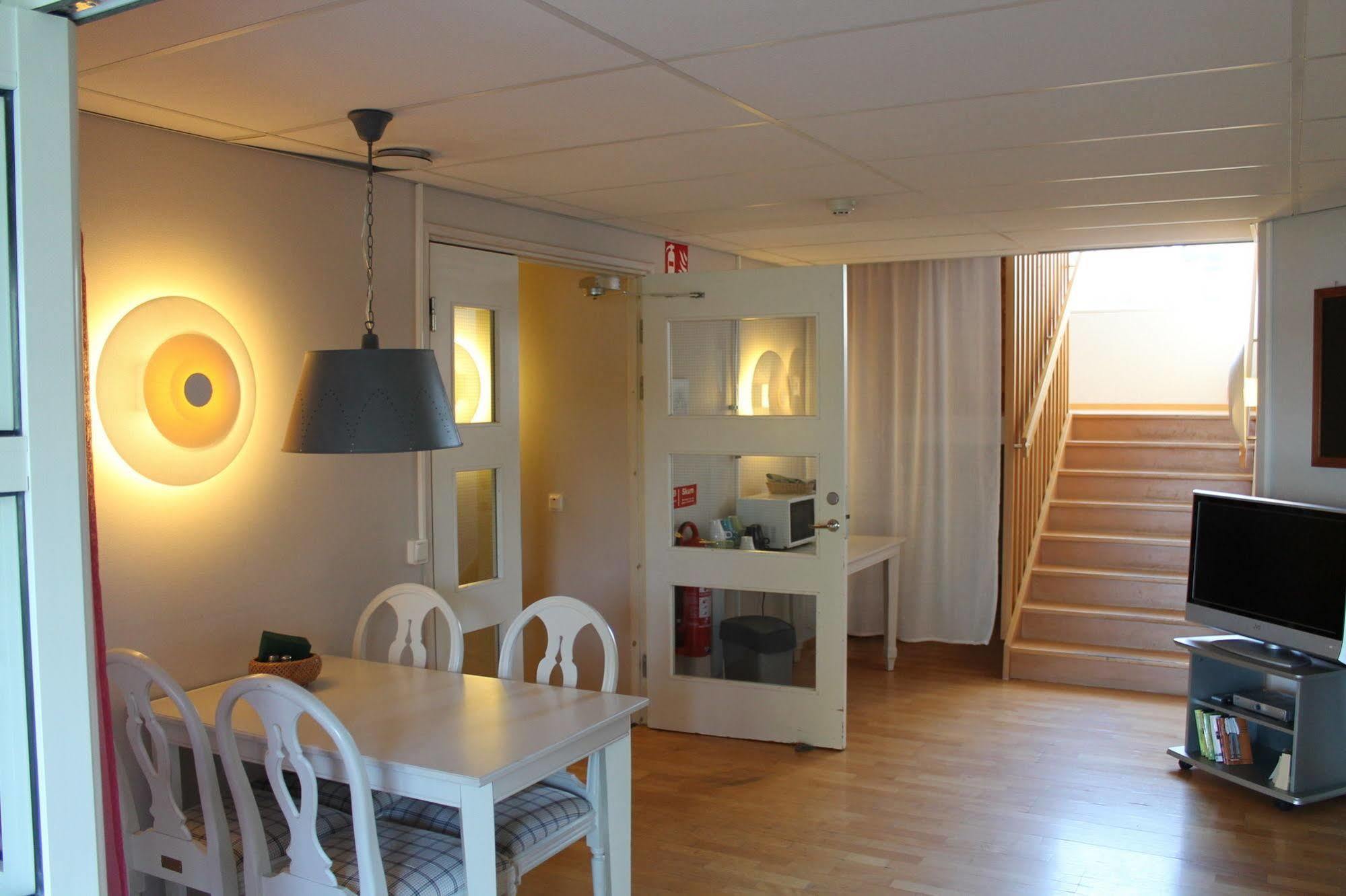 Hotell Sjoevillan Upplands-Väsby Екстериор снимка