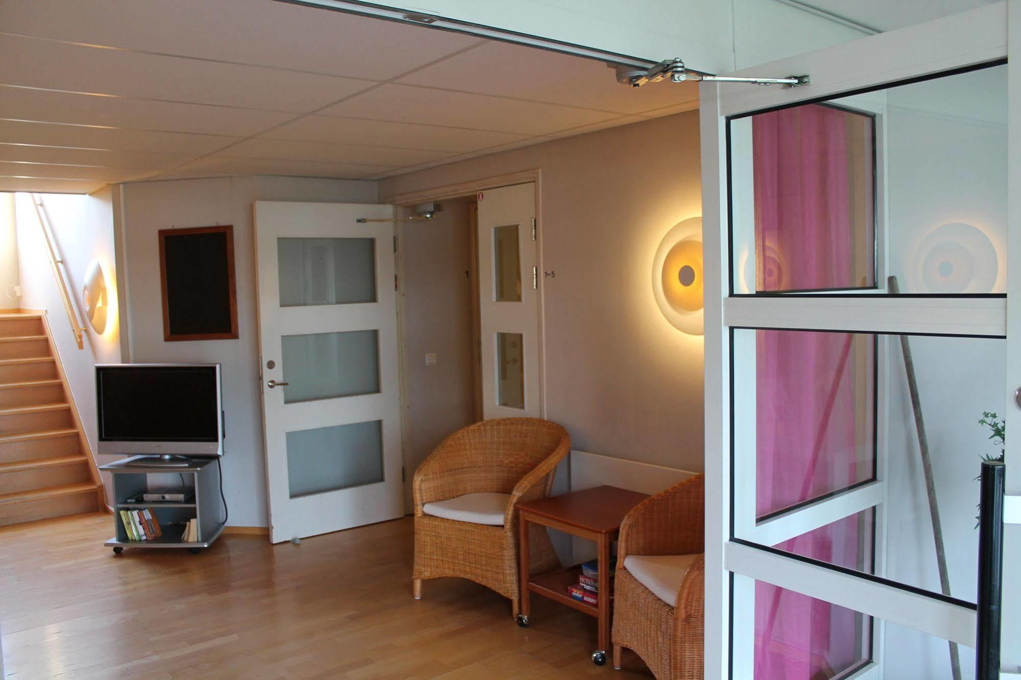 Hotell Sjoevillan Upplands-Väsby Екстериор снимка